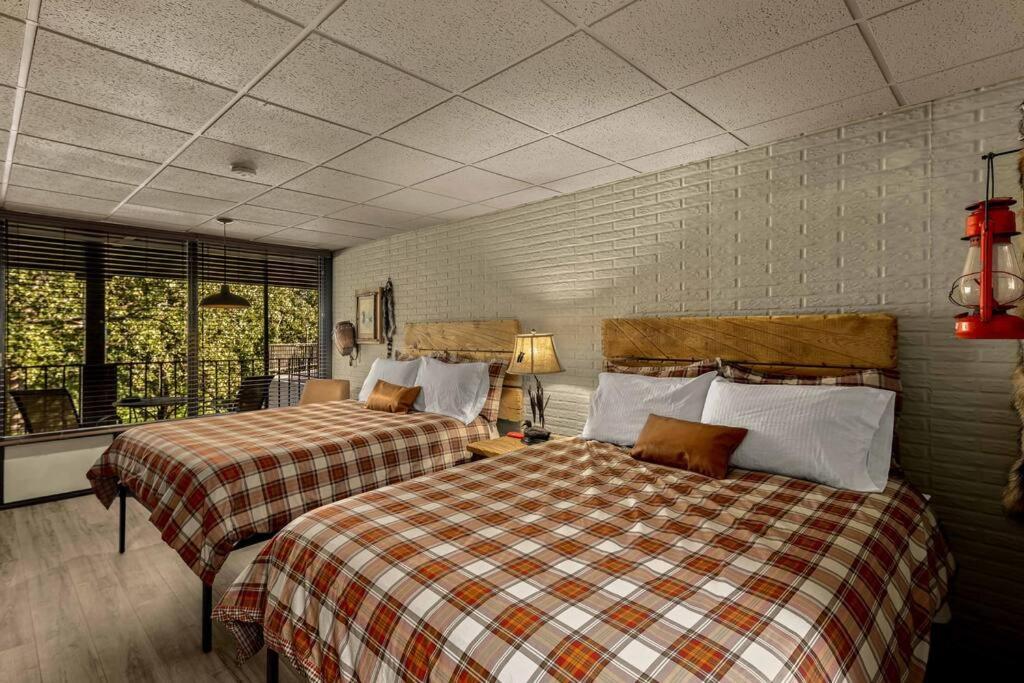 Stonegate Lodge 2 Queen Beds Wifi 50In Roku Tv Salt Water Pool Room #105 يوريكا سبرينغز المظهر الخارجي الصورة